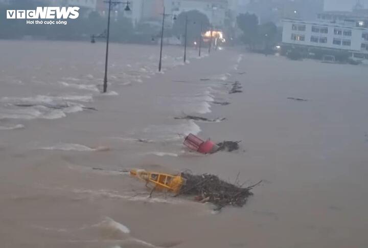 Lũ trên các sông có thể vượt báo động 3, Thừa Thiên - Huế cho học sinh nghỉ học- Ảnh 1.