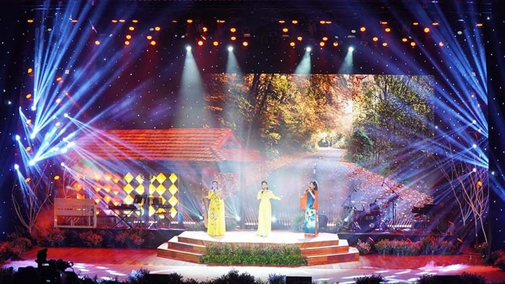 Chương trình nghệ thuật “Mùa thu cho em” trong khuôn khổ lễ hội Festival Mùa thu Huế 2024 với nhiều tiết mục đặc sắc. (Ảnh: BTC)