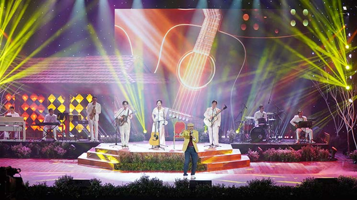 Nhạc sĩ Trần Tiến và nhóm Du ca thể hiện ca khúc Mặt trời bé con tại chương trình. (Ảnh: BTC)