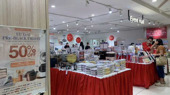 Người TP.HCM đổ xô đi săn hàng Black Friday sớm - 3