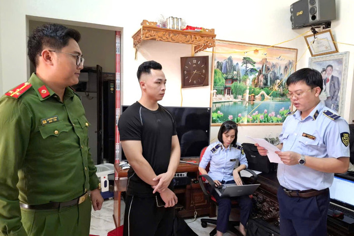 Lực lượng chức năng đọc quyết định kiểm tra hành chính