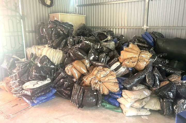 Toàn bộ quần áo không rõ nguồn gốc xuất xứ bị thu giữ