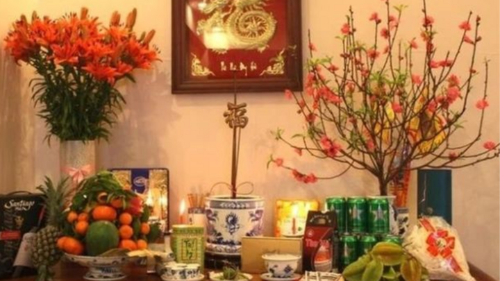 Vì sao không nên dùng miệng thổi tắt nến trên bàn thờ? (Ảnh minh hoạ: Pinterest)