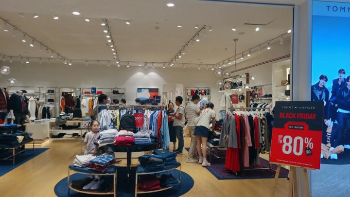 Không khí sôi động tại cửa hàng.