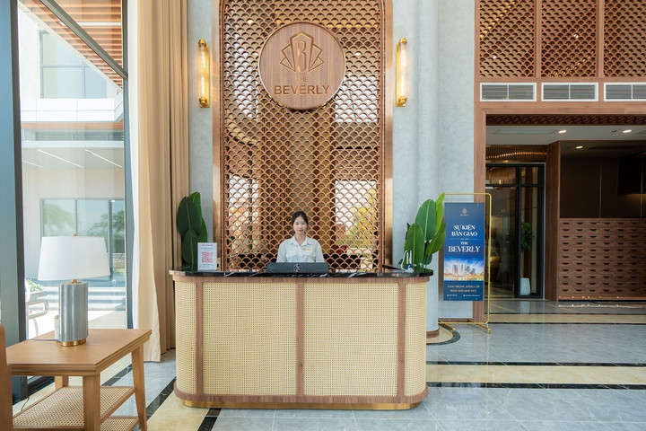 Sảnh lễ tân được thiết kế sang trọng và tinh tế, chào đón cư dân mỗi khi trở về nhà.