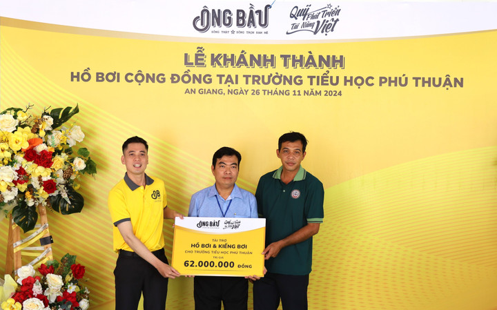 Đại diện Quỹ Phát triển Tài năng Việt trao tài trợ cho trường Tiểu học Phú Thuận.