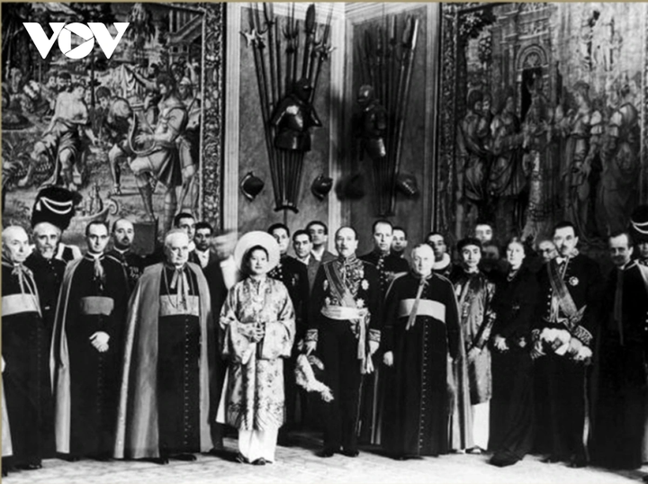Hoàng hậu Nam Phương mặc Nhật Bình khi ghé thăm Vatican vào năm 1939.