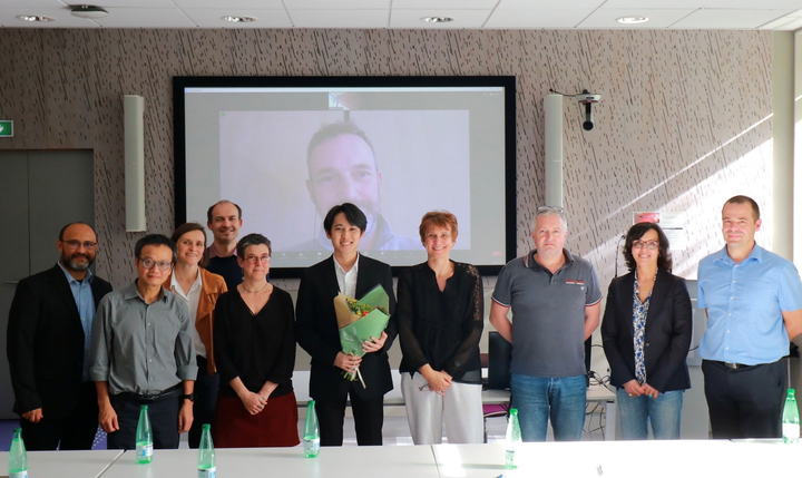 Nhật cùng các thầy cô trong ngày bảo vệ luận án tiến sĩ. (Ảnh: NVCC)