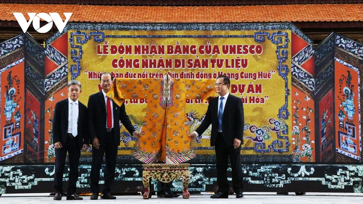 Trung tâm Bảo tồn Di tích Cố đô Huế tiếp nhận áo Nhật Bình từ một gia đình ở Hà Nội hiến tặng.