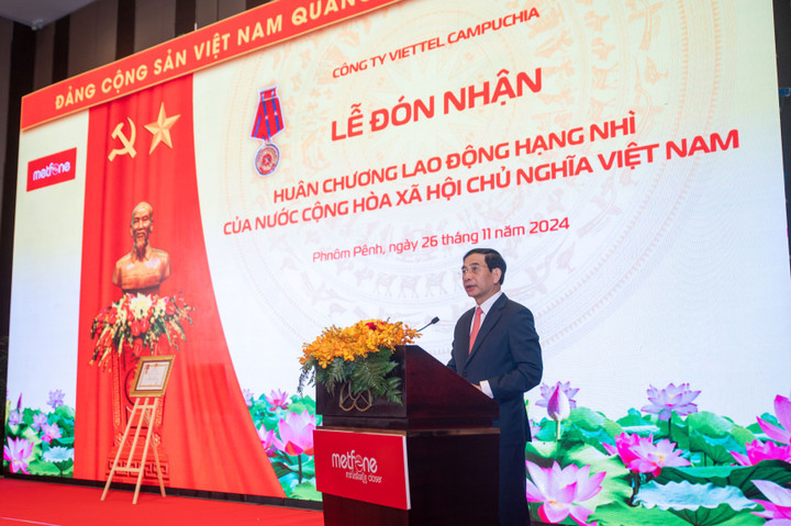 Thừa ủy quyền của Chủ tịch nước, Đại tướng Phan Văn Giang, Ủy viên Bộ Chính trị, Bộ trưởng Quốc phòng trao tặng Huân chương Lao động hạng Nhì cho Metfone. (Ảnh: Trần Long.)
