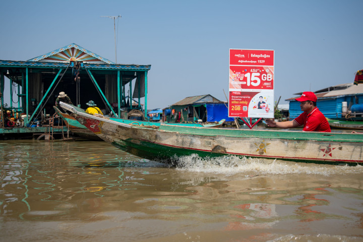 Metfone đầu tư vào những nơi khó khăn về địa lý, mà ít nhà mạng muốn đầu tư, đem sóng viễn thông đến với người nghèo. (Ảnh: Thu Hà)