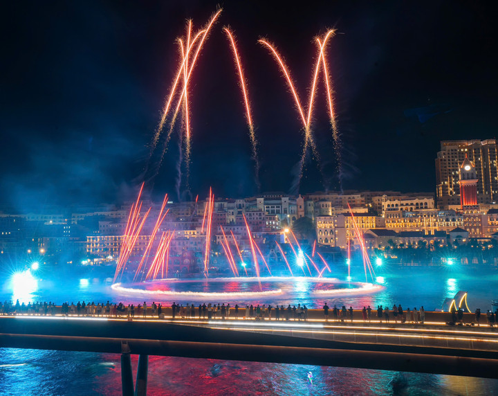 Show diễn Bản giao hưởng đại dương - Symphony of the sea mang đến màn trình diễn chỉ có trong thế vận hội quốc tế với 20 phút trình diễn pháo mỗi đêm.