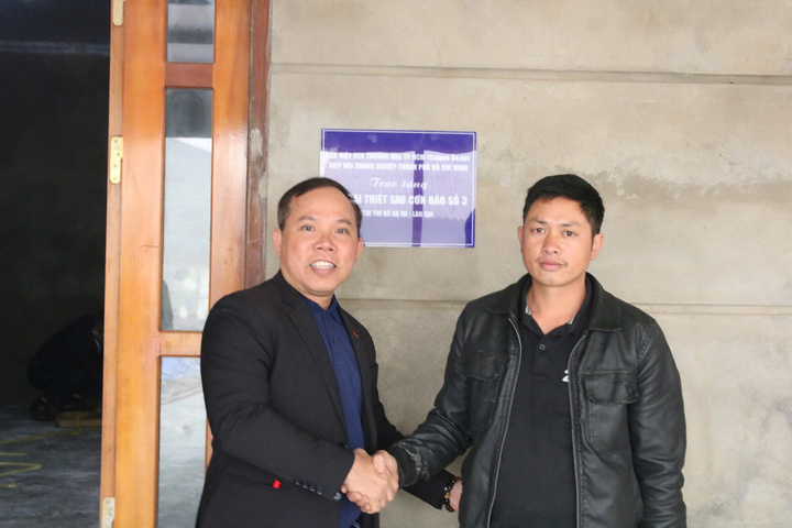 Anh Lê Văn Liêm - Giám đốc khu vực miền Bắc Saigon Co.op - trao tặng nhà tái thiết cho bà con Thị xã Sapa, Lào Cai.