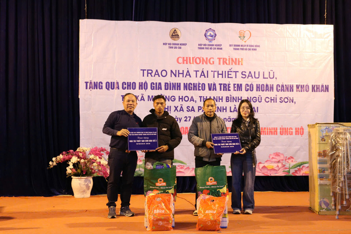 Đại diện Saigon Co.op phối hợp cùng HUBA trao tặng nhà tái thiết sau bão số 3 cho người dân Thị xã Sapa, Lào Cai.