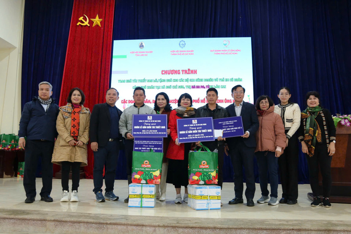 Saigon Co.op và HUBA trao biểu trưng tài trợ quà tặng nhu yếu cho các hộ khó khăn và trẻ em nghèo tại Sapa, Lào Cai.