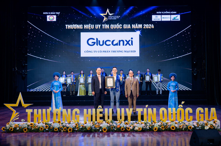 Đại diện của Công ty cổ phần thương mại D2D lên nhận giải “Top 10 thương hiệu uy tín quốc gia 2024”. (Ảnh: D2D)