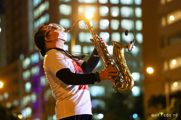 Nghệ sĩ saxophone Trần Mạnh Tuấn biểu diễn ở bệnh viện dã chiến. (Ảnh: Quỷ Cốc Tử)