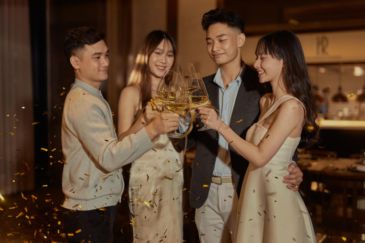 Tiệc đếm ngược năm mới trong không gian ấm cúng và sang trọng.