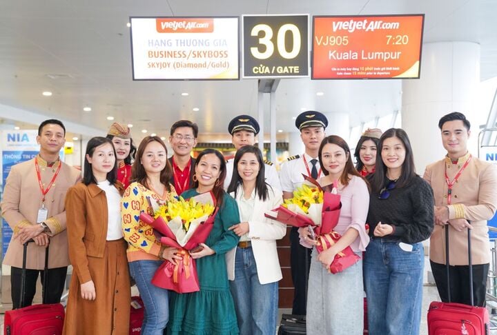 Vietjet chào mừng chuyến bay đầu tiên giữa Kuala Lumpur và Hà Nội - 2