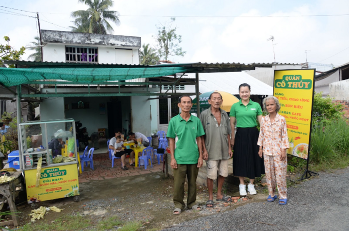 Ông Nguyễn Văn Tiến, Bí thư chi bộ, Trưởng ấp Phước Trạch, xã Phước Thạnh và đại diện chương trình Ước mơ xanh cùng vợ chồng cô Thuý trong ngày khai trương quán