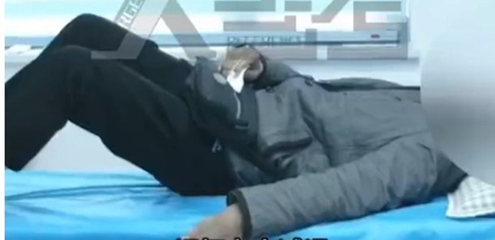 Ông Vương hầu như không thể ngủ trong suốt 32 năm qua nếu không dùng thuốc. (Ảnh: Yahoo News)