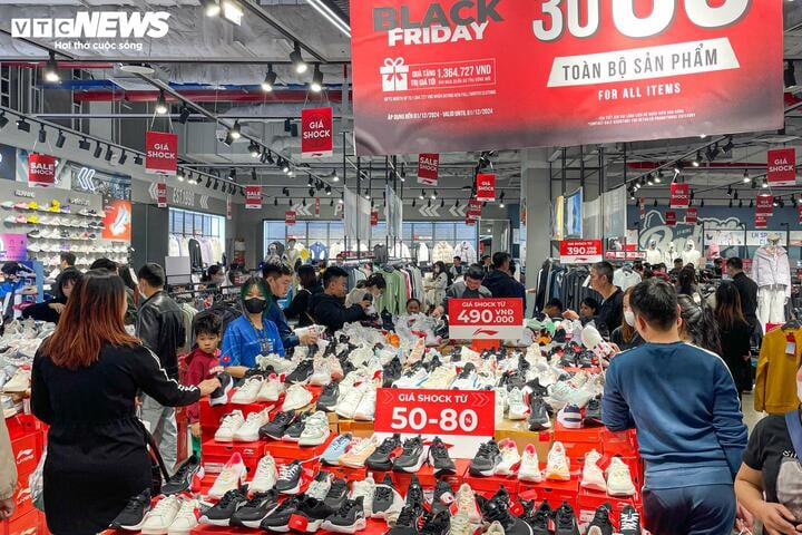 Khách không còn chen lấn mua hàng Black Friday, cửa hàng hết cảnh 'thất thủ' - 20