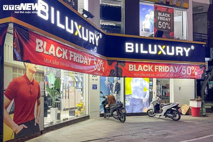 Khách không còn chen lấn mua hàng Black Friday, cửa hàng hết cảnh 'thất thủ' - 12