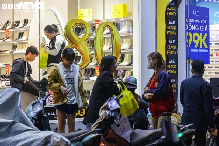 Khách không còn chen lấn mua hàng Black Friday, cửa hàng hết cảnh 'thất thủ' - 5