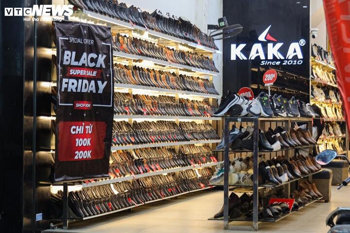 Khách không còn chen lấn mua hàng Black Friday, cửa hàng hết cảnh 'thất thủ' - 7