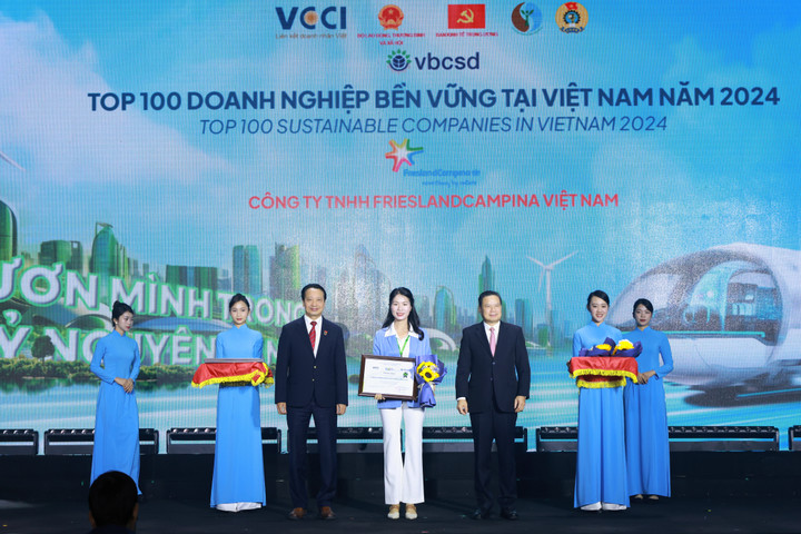 Bà Lê Thị Thúy Hào (giữa) – Giám đốc nhà máy Hà Nam của FrieslandCampina VN - nhận giải thưởng Top 100 doanh nghiệp bền vững VN.