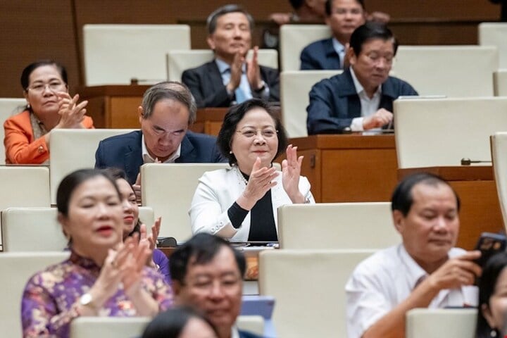 Đại biểu tham gia biểu quyết tán thành Nghị quyết thành lập thành phố Huế trực thuộc Trung ương.