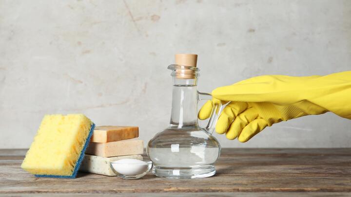 Giấm trắng và baking soda là một bộ đôi cực kỳ hiệu quả trong việc tẩy các vết ố vàng trên bồn cầu. (Ảnh: Frizzlife)