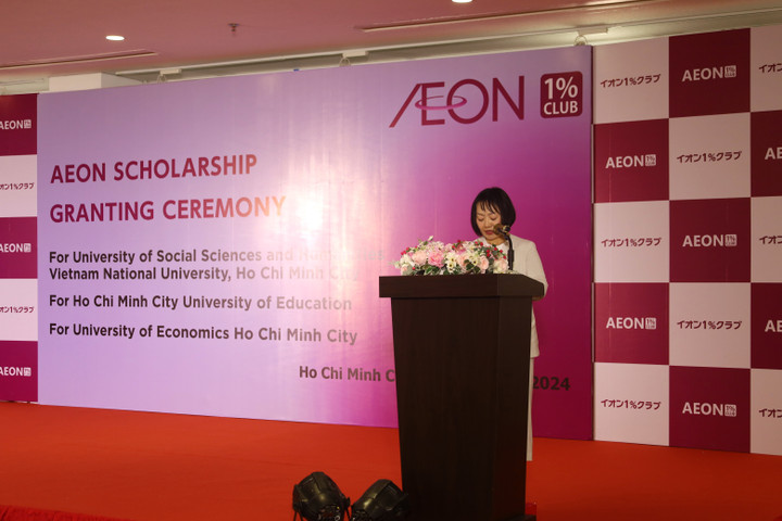Bà Sasaki Mariko - Tổng Thư ký Quỹ AEON 1% - phát biểu tại buổi lễ trao học bổng tại TP.HCM.