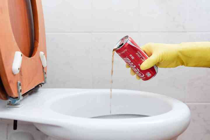 Coca cola giúp loại bỏ các vết ố vàng cứng trên bồn cầu một cách hiệu quả. (Ảnh: Phyxter)