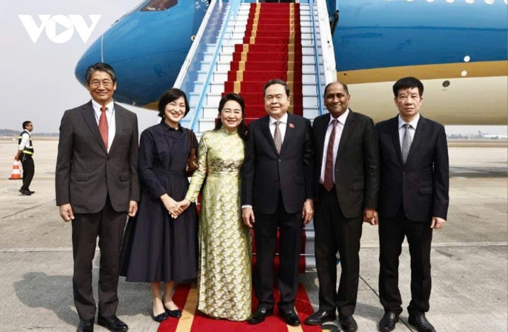 Đại sứ Singapore tại Việt Nam Jaya Ratnam và Đại sứ Nhật Bản tại Việt Nam Ito Naoki tiễn Chủ tịch Quốc hội Trần Thanh Mẫn và Phu nhân.