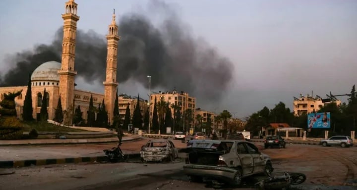 Hình ảnh khói bốc lên từ xa sau khi chính quyền Syria không kích các tay súng đối lập ở Aleppo, miền Bắc Syria. (Ảnh: Getty)