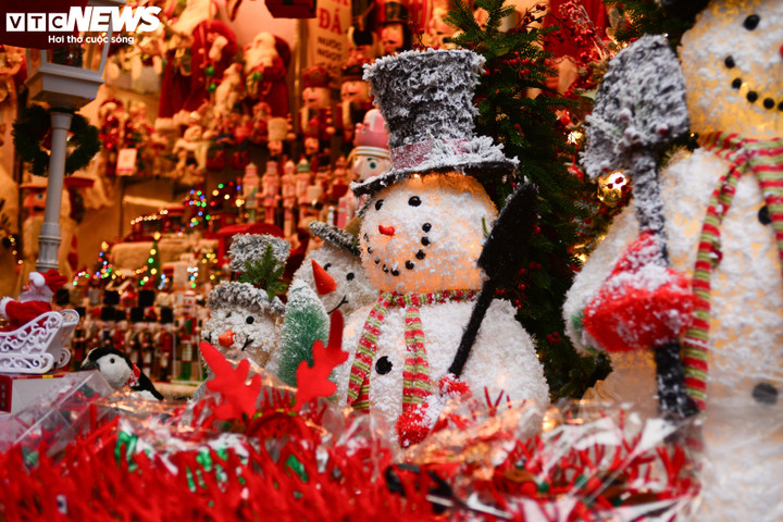 Bên cạnh các mặt hàng trang trí truyền thống như vòng nguyệt quế, chuông vàng, ông già Noel, thì sản phẩm người tuyết bằng xốp cũng được rất nhiều khách hàng yêu thích.