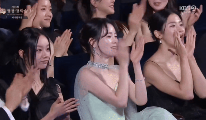 Nữ hoàng phim 18+ Lim Ji Yeon nhận “gạch đá”.