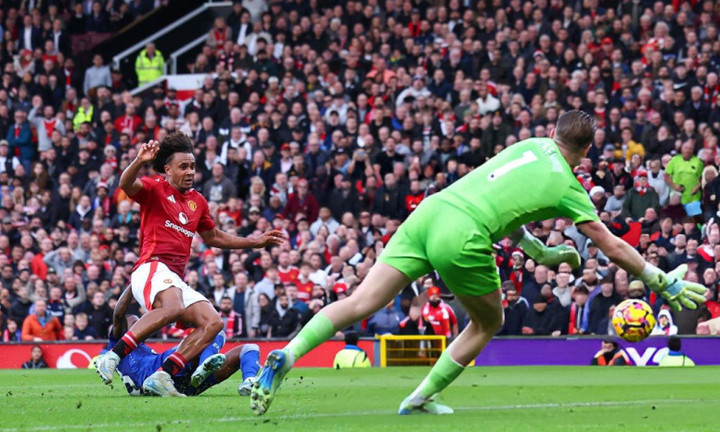 Zirkzee đưa bóng vào khung thành trống. (Ảnh: Getty Images)