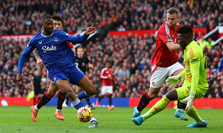 Everton chiếm ưu thế. (Ảnh: Reuters)