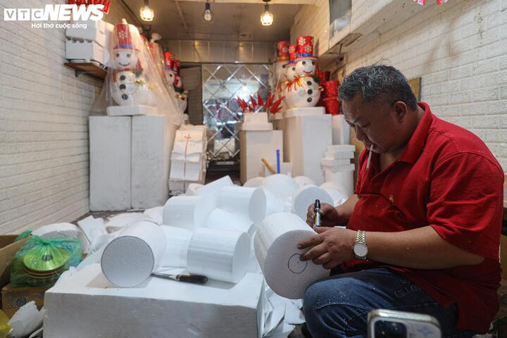 Ông Tuấn, người đã có hơn 20 năm gắn bó với nghề làm người tuyết bằng xốp cho biết, ngay từ cuối tháng 11, cửa hàng của ông đã có nhiều đơn đặt hàng mua người tuyết, đa phần khách chủ yếu là các trường học, cửa hàng, quán ăn, quán cafe mua về để trang trí Giáng sinh.