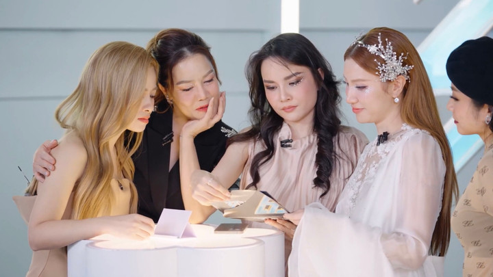 Thu Ngọc và Hạnh Sino là hai chị đẹp đầu tiên phải ra về.