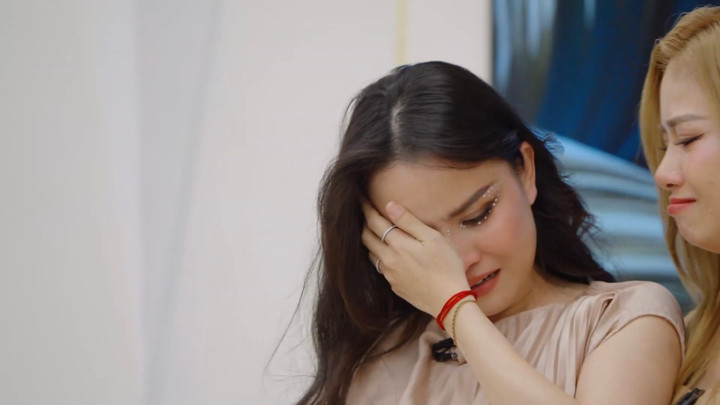 Thu Ngọc rơi nước mắt khi phải chia tay các chị đẹp.