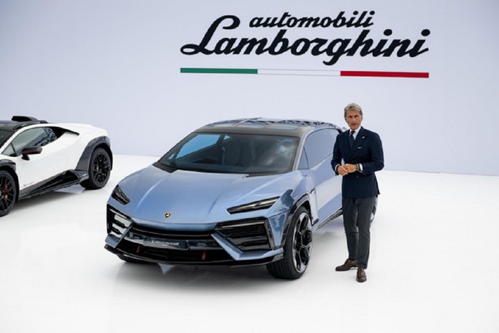 CEO Winkelmann bên cạnh mẫu concept siêu xe điện Lamborghini Lanzador.