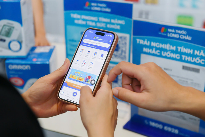 Người dùng có thể dễ dàng khám phá và trải nghiệm tính năng Nhắc uống thuốc ngay tại trang chủ của ứng dụng “Long Châu - Chuyên gia thuốc”.