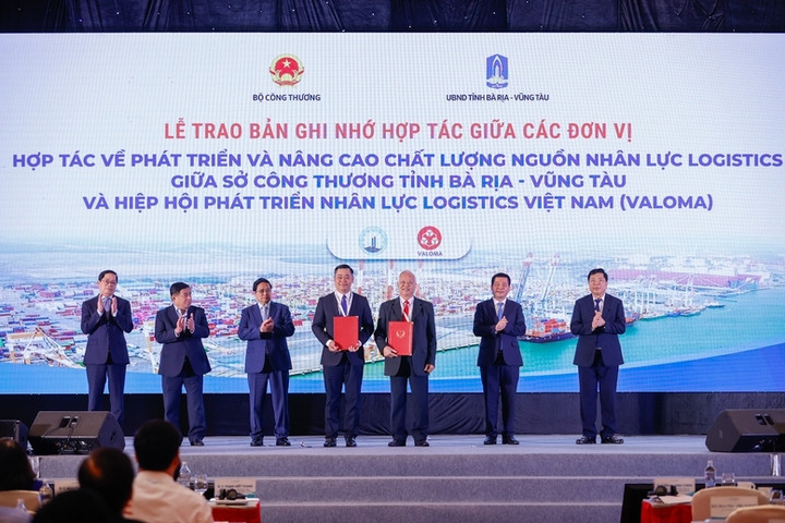 Thủ tướng Phạm Minh Chính chứng kiến trao Bản ghi nhớ hợp tác giữa Sở Công Thương tỉnh Bà Rịa - Vũng Tàu và Hiệp hội Phát triển nhân lực Logistics Việt Nam. (Ảnh: VGP/Nhật Bắc)