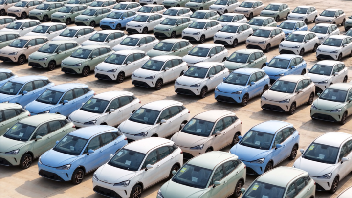 Xe năng lượng mới xếp hàng chờ xuất khẩu tại Khu công nghiệp xe năng lượng mới ở Nam Ninh, tỉnh Quảng Tây, Trung Quốc. (Ảnh: Getty)