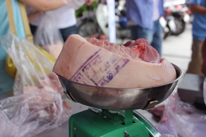 Dấu kiểm định trên thịt lợn có độc hại không là câu hỏi nhiều người đặt ra. (Ảnh: PLO)