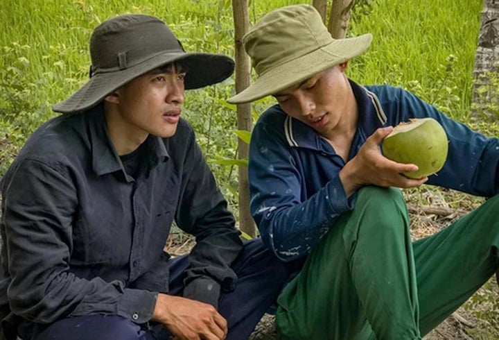 Lê Tuấn Khang (trái) trong một clip.