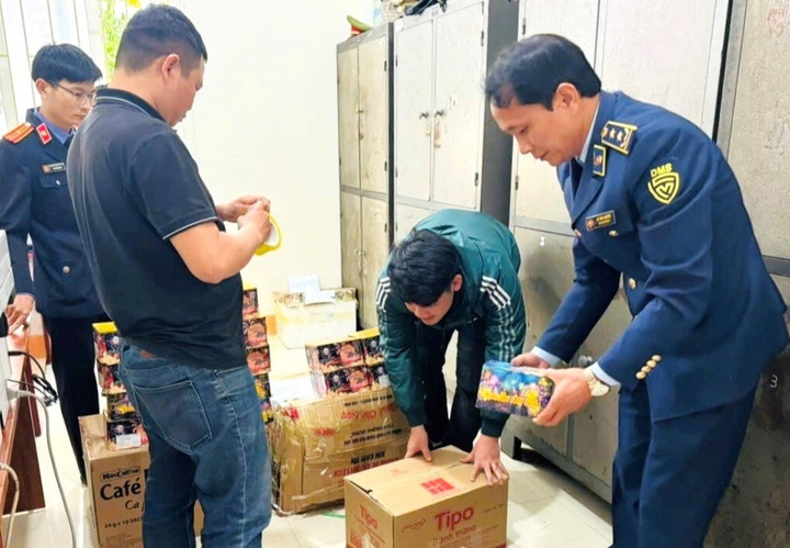 Lực lượng chức năng kiểm tra các thùng đựng pháo hoa nổ